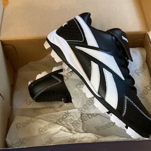 New Reebok Youth 12 Prospect Low Mrt Molded Cleats Black/White size 5.5